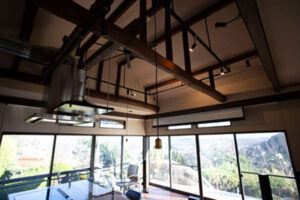 岩上に立つ古民家2