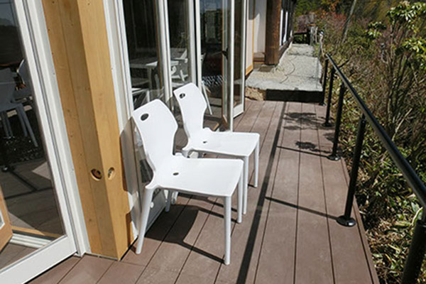 森の中の風と光を感じるカフェテラス2