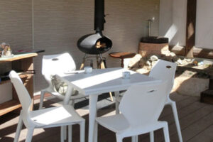 森の中の風と光を感じるカフェテラス3