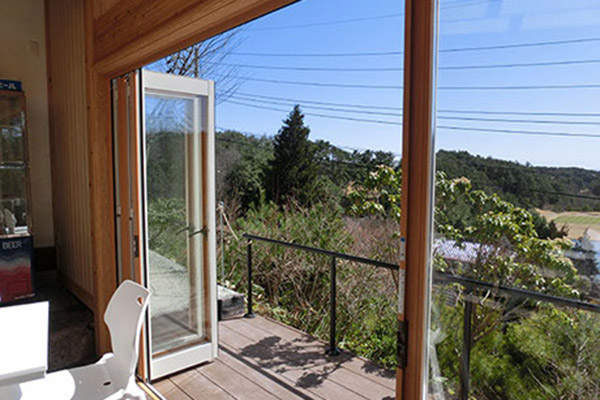 森の中の風と光を感じるカフェテラス4