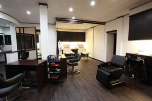 神社の下にある集いの美容1