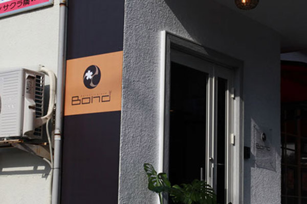 神社の下にある集いの美容2