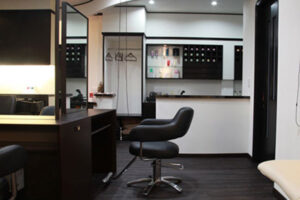 神社の下にある集いの美容4