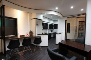 神社の下にある集いの美容6